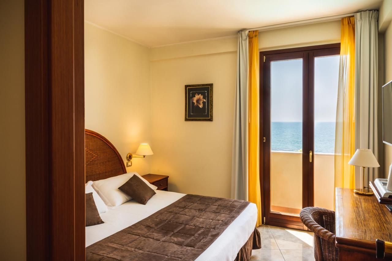 Apulia Hotel Taranto Ara Solis Lido Azzurro Εξωτερικό φωτογραφία