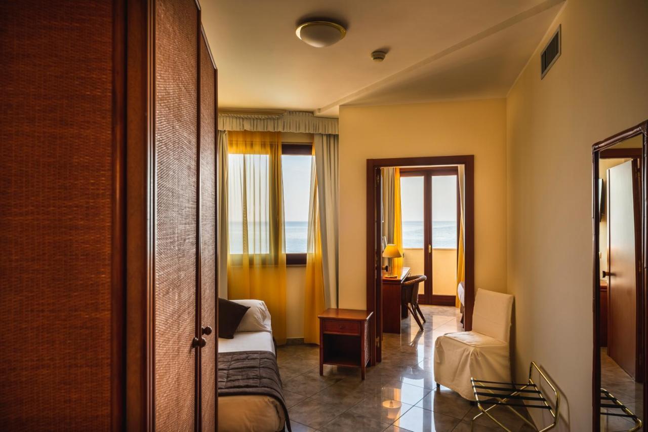 Apulia Hotel Taranto Ara Solis Lido Azzurro Εξωτερικό φωτογραφία